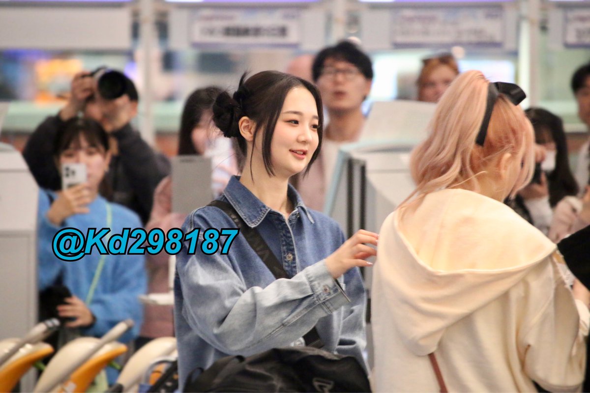 Kd298187's tweet photo. 240413 HND 출국 🛫🥰
出口付近1人で待ってるのをガウンが気づいてくれてスヘに声かけてかわいい2ショットいただきました！ありがとう！
みゆは荷物のお手伝いしてました！

・
#LIMELIGHT #ライムライト #라임라잇 #ミユ #スヘ #ガウン #미유 #수혜 #가은 
#伊藤美優 @LimeLightseoul https://t.co/V9KGb3bZDG