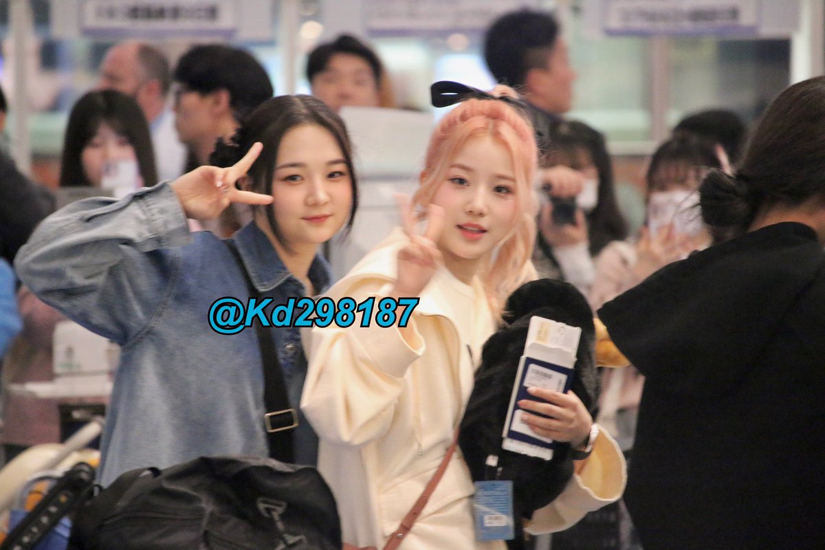 Kd298187's tweet photo. 240413 HND 출국 🛫🥰
出口付近1人で待ってるのをガウンが気づいてくれてスヘに声かけてかわいい2ショットいただきました！ありがとう！
みゆは荷物のお手伝いしてました！

・
#LIMELIGHT #ライムライト #라임라잇 #ミユ #スヘ #ガウン #미유 #수혜 #가은 
#伊藤美優 @LimeLightseoul https://t.co/V9KGb3bZDG