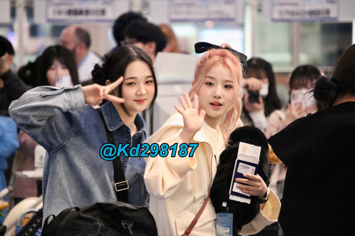 Kd298187's tweet photo. 240413 HND 출국 🛫🥰
出口付近1人で待ってるのをガウンが気づいてくれてスヘに声かけてかわいい2ショットいただきました！ありがとう！
みゆは荷物のお手伝いしてました！

・
#LIMELIGHT #ライムライト #라임라잇 #ミユ #スヘ #ガウン #미유 #수혜 #가은 
#伊藤美優 @LimeLightseoul https://t.co/V9KGb3bZDG