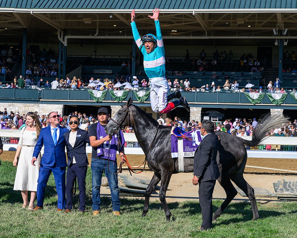 Taking an early lead French-bred #BeauteCachee with @FrankieDettori impressively won the G1T #JennyWiley @keenelandracing for @MadaketStables Michael Dubb @dubbland @LouisLazzinnaro. B-Gregor Vischer @InfoArqana sales grad By #Literato at @HarasMontaigu