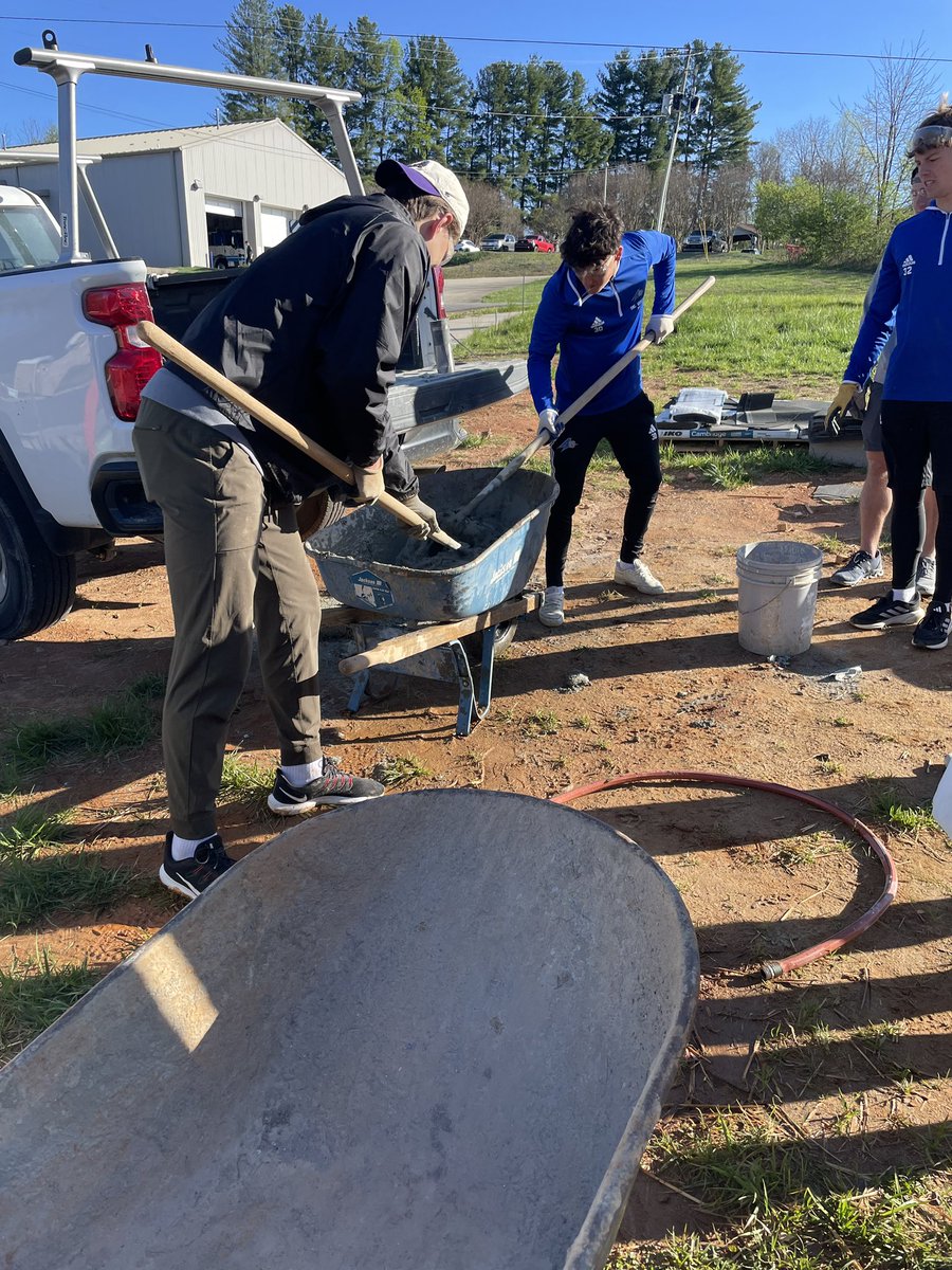 UNCAvlMSoccer's tweet photo. Busy day for the boys as we spent the day volunteering for Habitat for Humanity 👷‍♂️🧱

#ALLinAVL https://t.co/SQLtpJobrc