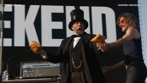 teamvampyweeks's tweet photo. After Paris Hilton, it's Abraham Lincoln's turn to play cornhole on stage 😭 #VWCoachella2024 https://t.co/svbB0nxzvk