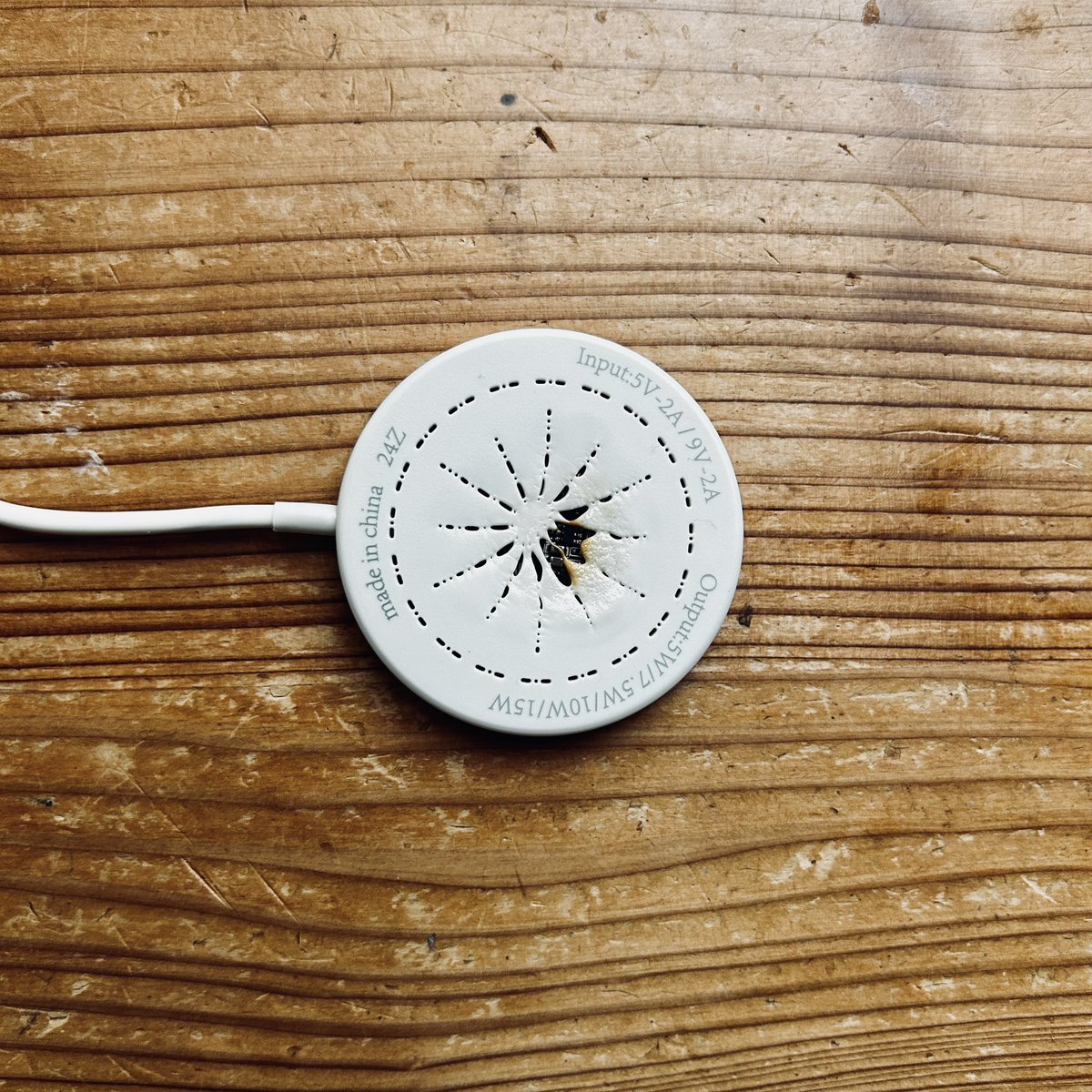 tbtbtxa's tweet photo. #3COINS の充電器 焦げてた。
布団 燃えなくて良かった。 https://t.co/gi4p1HD3dI