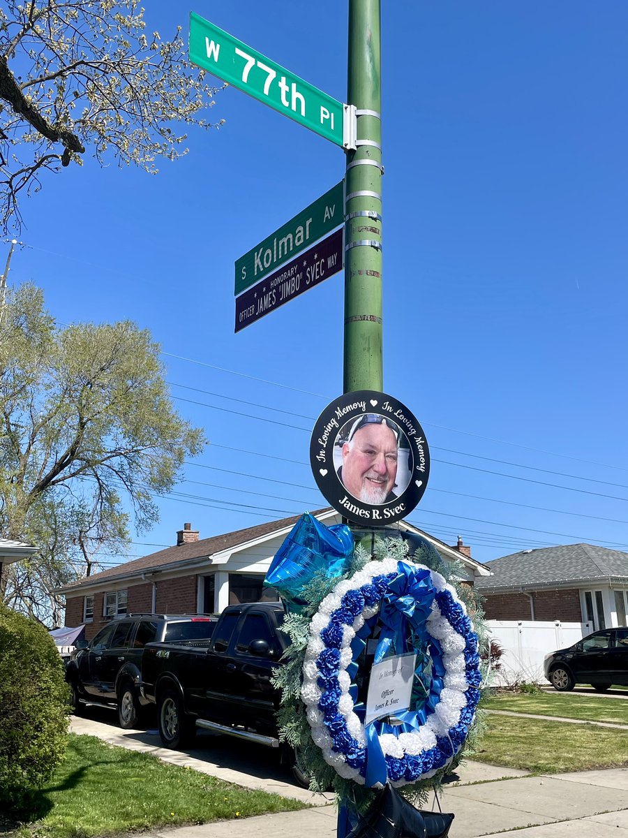 Police officers,community members and the family of Police Officer James R Svec gathered for an honorary street dedication ceremony. P.O Svec’s name now sits on the corner of 77th Pl & Kolmar.Officer Svec tragically died from complications related to Covid 19. @Chicago_Police