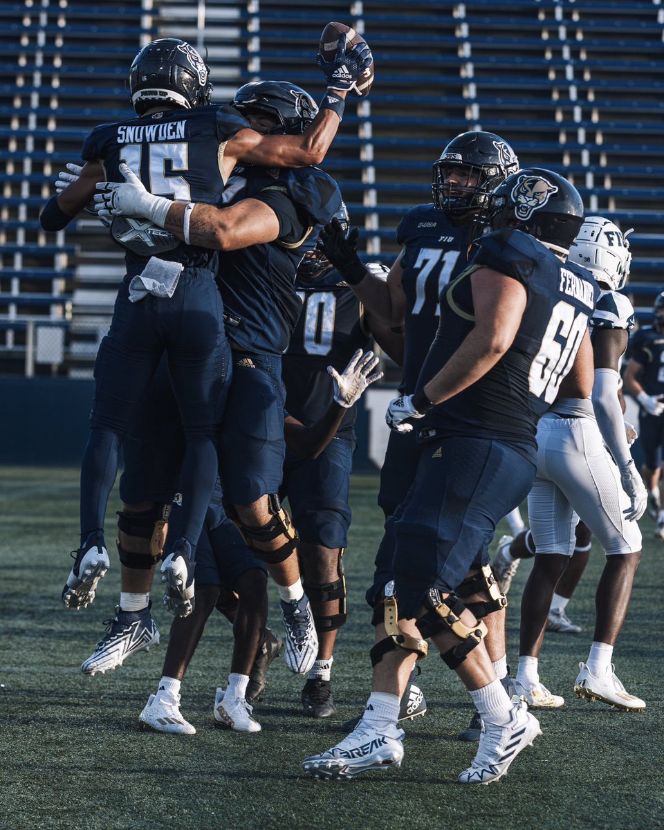 FIUFootball's tweet photo. Fun day with the gang 🤞 https://t.co/RbFmY3t8RX