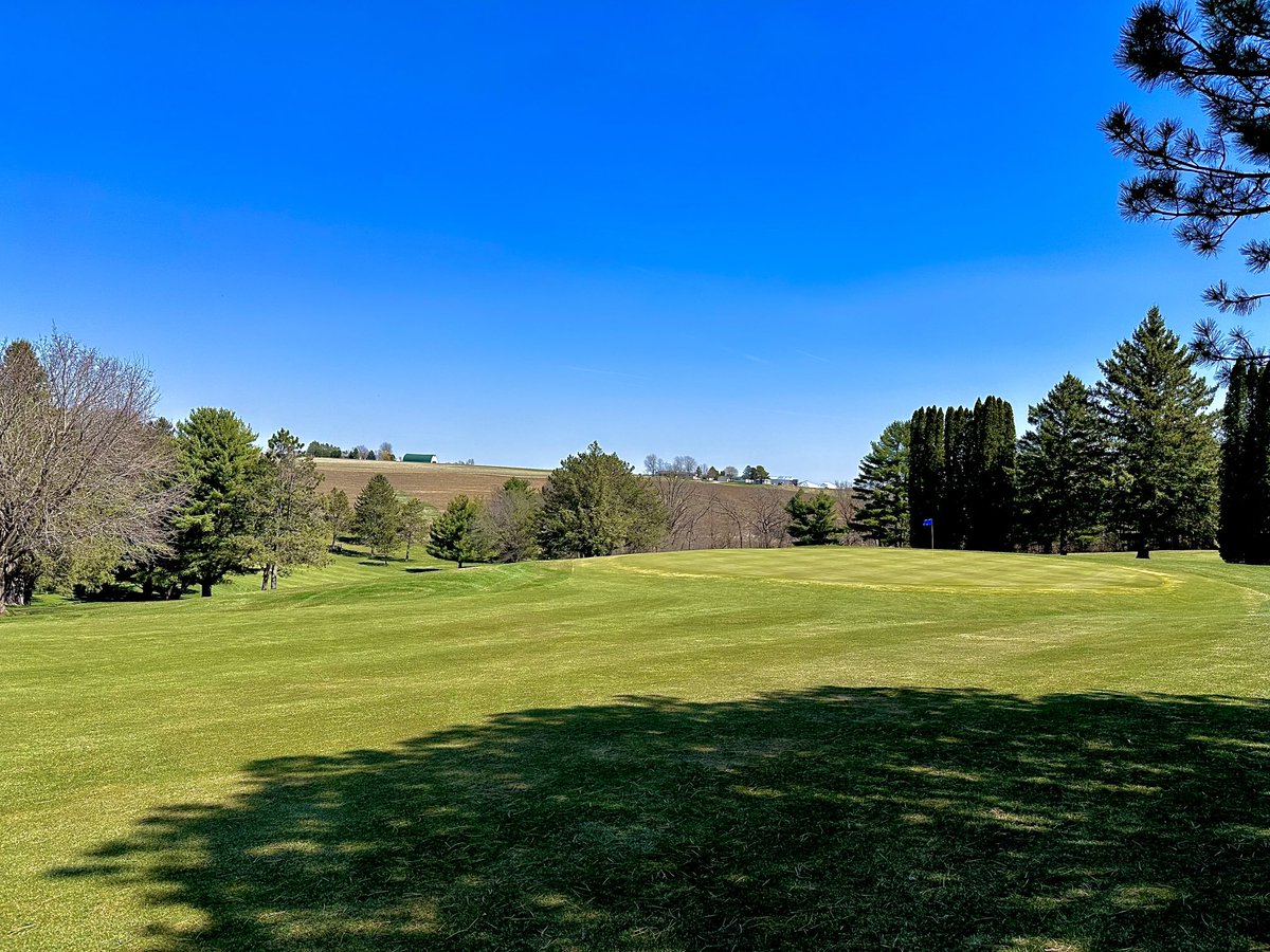 JeanPaulKrause's tweet photo. Fairway, green, crop field and barn. Definitely #UpperMidwest #Golfing ❤️⛳️🌽🌾🐄 https://t.co/6n93u5d8EN