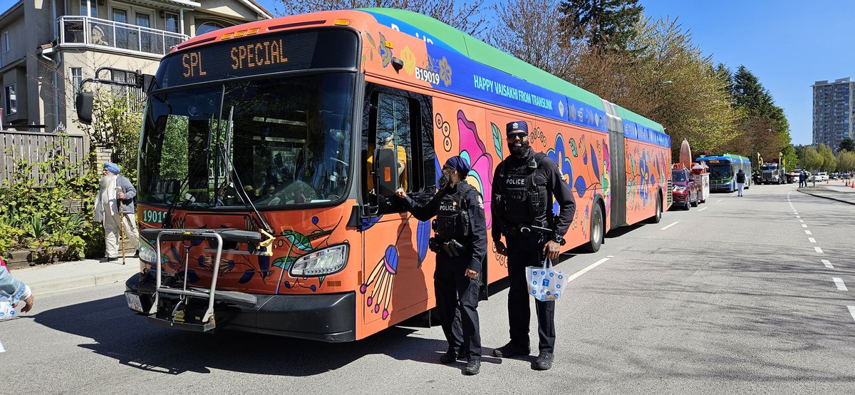 MVTP_CplHanif's tweet photo. Thank you @kdsross for the hospitality at your #Vaisakhi2024 parade🙏.
It was a gorgeous day to get out &amp; mingle with Vancouver's Sikh Community &amp; it's friends!
#Vaisakhi2024 #CommunityEngagement #Diversity #CommunityPolicing https://t.co/KSuVdvC4YJ