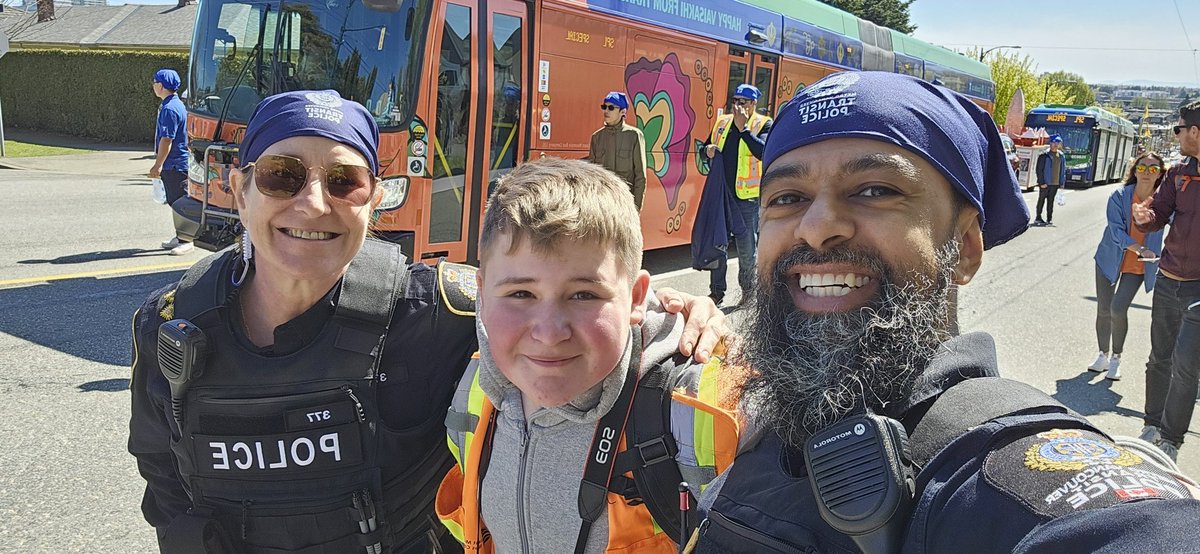 MVTP_CplHanif's tweet photo. Thank you @kdsross for the hospitality at your #Vaisakhi2024 parade🙏.
It was a gorgeous day to get out &amp; mingle with Vancouver's Sikh Community &amp; it's friends!
#Vaisakhi2024 #CommunityEngagement #Diversity #CommunityPolicing https://t.co/KSuVdvC4YJ
