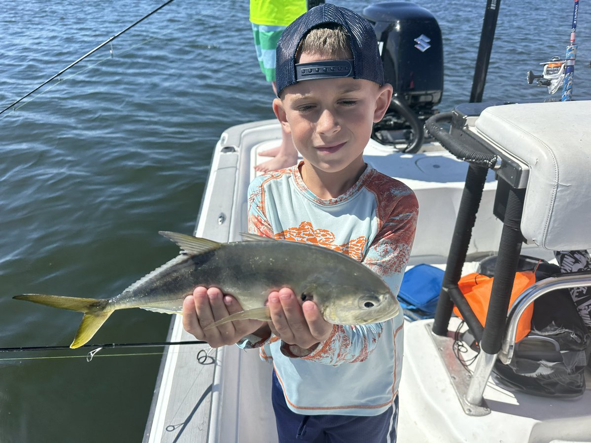 Jacks provide great drag screaming action for kids. @SuzukiMarineUSA @DaiwaUSA #inshorefishingjupiter #kidsfishing #saltwaterfishing