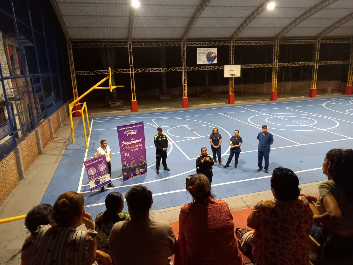 A través de nuestro grupo de Atención a la Violencia Contra la Mujer, Familia y Género (GUFAG), y su #PatrullaPúrpura realizamos charla de sensibilización en el sector de la Azotea de la ciudad de #Villavicencio, dando a conocer la Señal de Socorro✋✊  así como las líneas 155