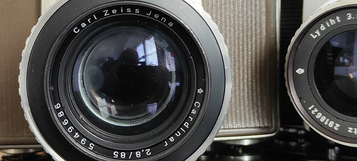 ShayNicol23's tweet image. A pair of #pentacon #pentinas. Never realised they did a gold version. They are not stealth like either with mirror clack that could wake a small city and a left handed shutter button. The #carlzeiss #jena #cardinar is a rare lens in this mount.