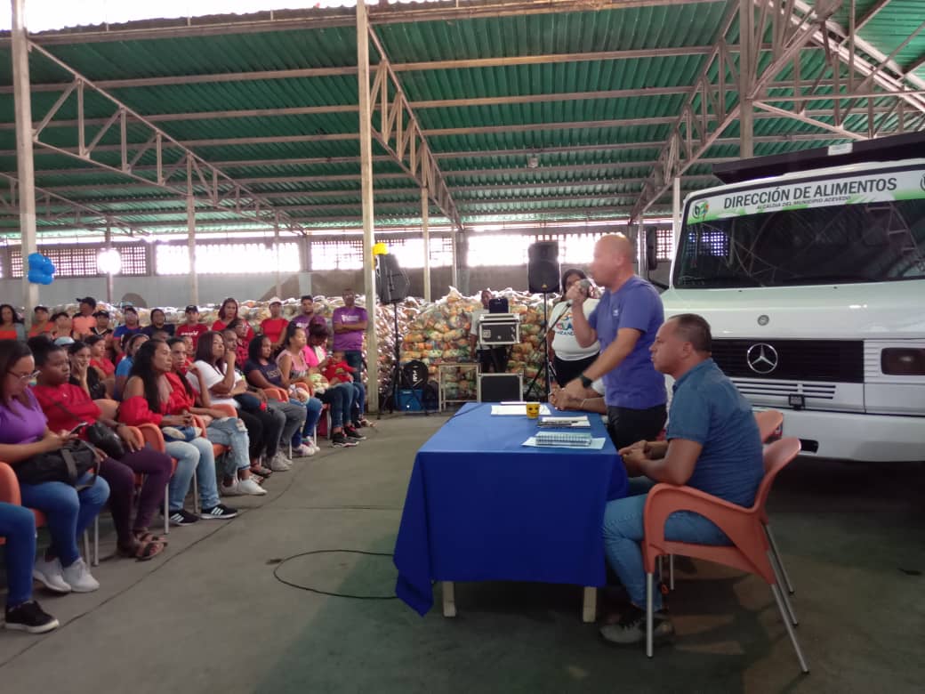 La actividad se desarrolló desde la sede de Cumbealin y contó con la presencia del vicegobernador de Barlovento @MiguelMarin8 quien explicó a los asistentes como se planifica, organizan los equipos y se ejecuta la entrega de la receta mensualmente para atender al pueblo mirandino