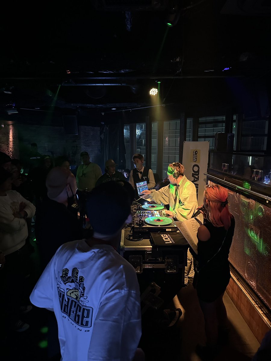 otairecord's tweet photo. J-SPOT GRAND PRIX  1回戦　DJ ESSAI vs DJ ISSSEI お互いの個性、スキルがぶつかり合った見応えのあるバトルでした！ESSAIくんおめでとう！
まさに、パーティーの中にバトルがあるイベント。凄く楽しかった🎵　やっぱり生々しい現場の空気は最高ですね。オタレコはコレに支えられています！ https://t.co/tBuLIRody3