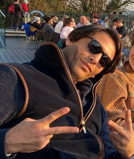 #MusketeersEurope Wish you all a beautiful #Sunday 🌞 whilst hoping that we will get newest show of #LukePasqualino #lucapasqualino #BasBaddingham 😍 as soon as possible on #DisneyPlusUK .... This was him with his co-actors of #Rivals 👠 August 2023