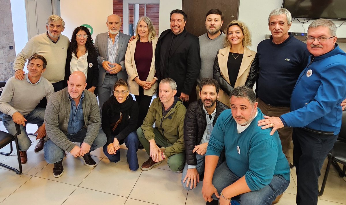 AefipM's tweet photo. El día viernes la Seccional Rosario organizo en su sede gremial una charla sobre derechos humanos junto a miembros de la Mesa Directiva y la Comisión de familiares víctimas del terrorismo de estado AFIP. En AEFIP seguimos construyendo memoria. https://t.co/BfpGcbb8KC