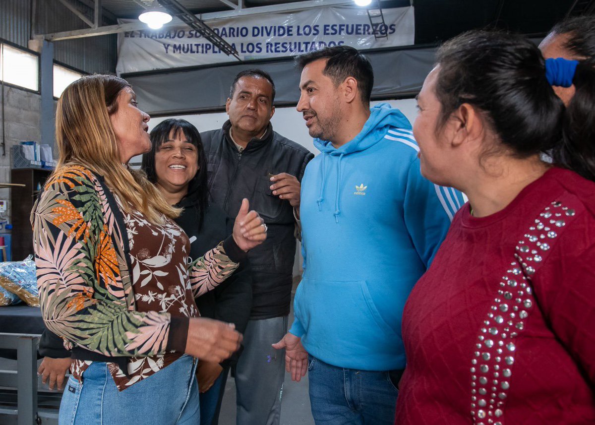 LrDesarrollo's tweet photo. El polo textil es un ejemplo vivo del compromiso de los trabajadores y trabajadoras del programa potenciar trabajo.
Confeccionan sábanas y frazadas para los programas #Qunitas y #PequeñosMimos, nos recuerdan el poder de la comunidad y el trabajo en equipo hacia un futuro mejor. https://t.co/TstRgYpk4C