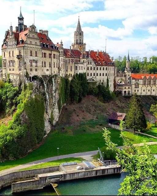 Sigmaringen Castle, Baden-Württemberg, Germany!🤩 Originally from the 11th Century, it was rebuilt after a fire in 1893, and just the towers of the earlier medieval fortress exist.