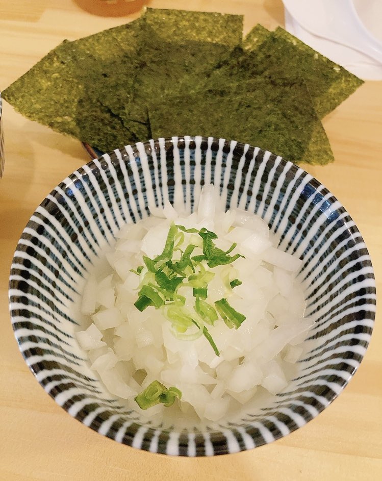 煮干ソバと米今日の1番@曳舟にて ⭐︎煮干屋さんの鶏豚骨醤油ラーメン🍜 ⭐︎海苔 ⭐︎玉葱増し ⭐︎ライス大（サービス） おっつさんに遭遇👀✨どっしりとした鶏豚骨の旨み溢れるスープがめっちゃ美味💖硬めの麺と海苔レン草玉葱チャーシュー😍ごはんがススム君🤣たまらん🤤💕