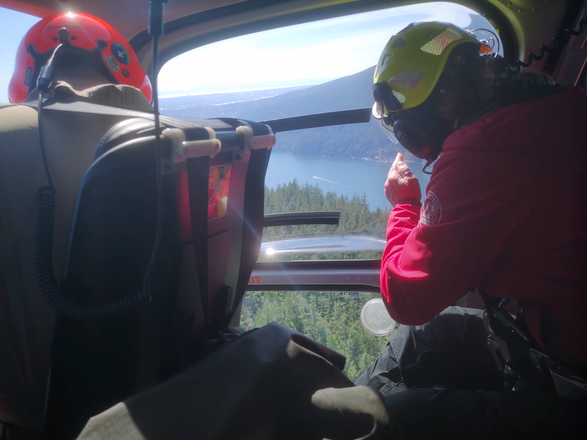 Coquitlam SAR responded to an incident involving a subject who was part of a school trip and experienced an allergic reaction while hiking on Diez Vista around D9. BCEHS called us out to assist. We performed a HETS extraction and handed her over to BCEHS. #SAR #CoquitlamSAR
