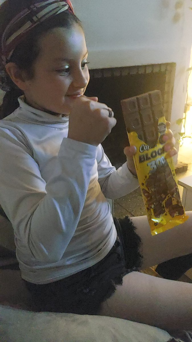 Celemurphy's tweet photo. Lo mejor de los cumpleaños es que siempre sobra comida dijo lia 
Y regaloss https://t.co/p5TkZs7hZA