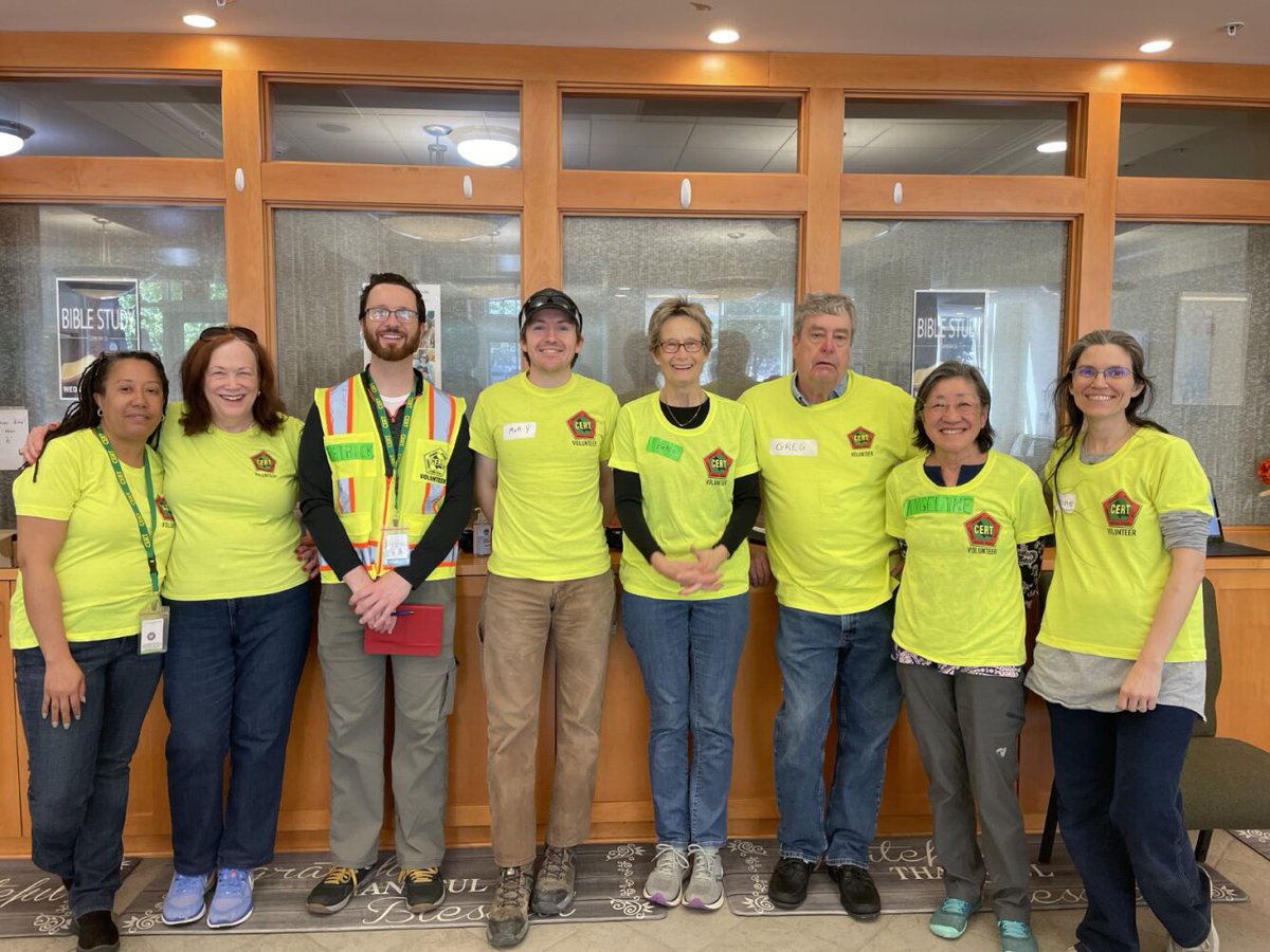 ReadyArlington's tweet photo. Today @arlingtonvacert volunteers and @ReadyArlington staff met with 15 members of the @ChurchClarendon to teach lifesaving emergency preparedness and response skills during a #First15 course! Learn more about CERT: https://t.co/HLwIJsTs8w https://t.co/kGUxIUdYoT