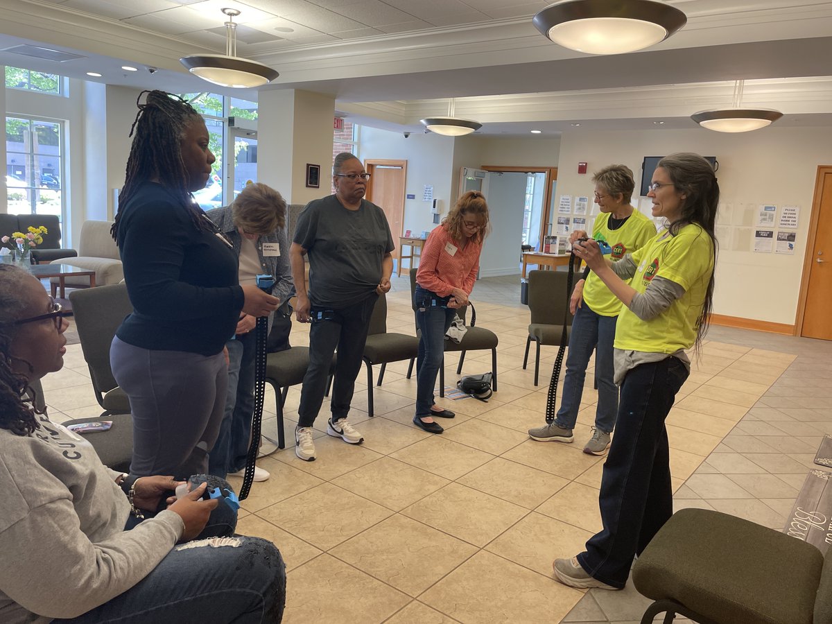 ReadyArlington's tweet photo. Today @arlingtonvacert volunteers and @ReadyArlington staff met with 15 members of the @ChurchClarendon to teach lifesaving emergency preparedness and response skills during a #First15 course! Learn more about CERT: https://t.co/HLwIJsTs8w https://t.co/kGUxIUdYoT