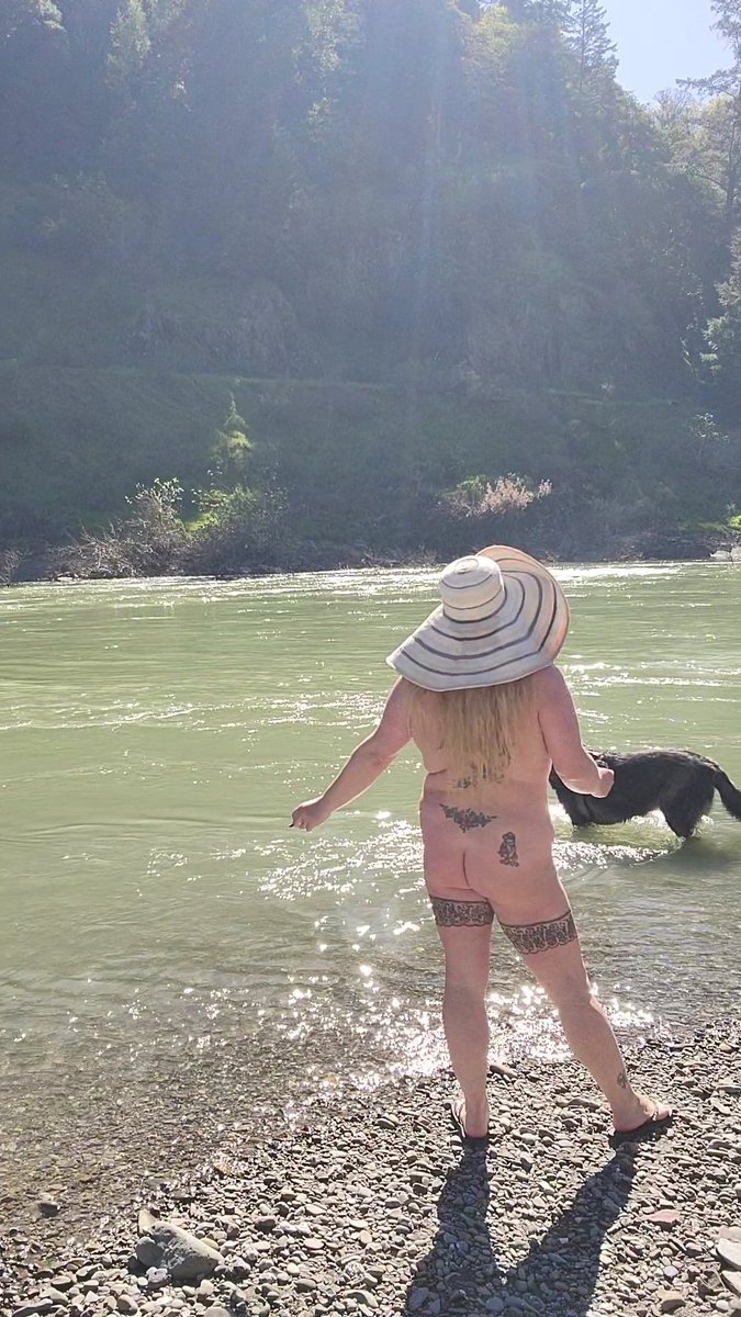 Rebeccasnudistf's tweet photo. Added a video of me smoking and enjoy the sunshine here in this beautiful place. Check out the video along with all my work from 2020 to current on my full site. Xoxo. https://t.co/JD0Tuvm4Gr