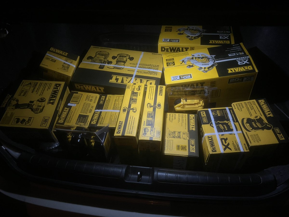 profit_lounge's tweet photo. Lowes MESSED up big time.

Every item on Lowe’s via Instacart was glitching to 60% off at checkout!

Dewalts, Makita, Kobalt and plenty more tools all delivered 🛒

This lasted less than 30 minutes but enough time for all our members to profit https://t.co/Uek16gK9MD