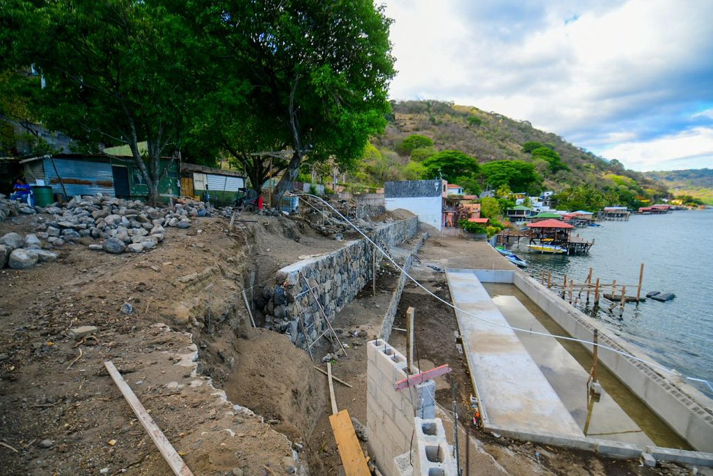 #LagoDeCoatepeque | El Ministerio de Obras Públicas suspendió hoy dos construcción a la orilla del lago. 

La institución realizó una inspección de proyectos y ahí hizo la clausura de dos lugares sin dar mayores detalles.
📸: @ObrasPublicasSV

mala-yerba.com/esta-es-la-imp…