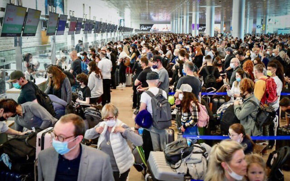 El Aeropuerto Ben Gurión de Israel... hasta el tope!... La mayoría de los Israelitas, tienen otra Nacionalidad de Origen y bien dice el dicho de que es un país de una sola Bomba, pues apenas explota, todos buscan su pasaporte Originario y huyen Valientemente a sus países!