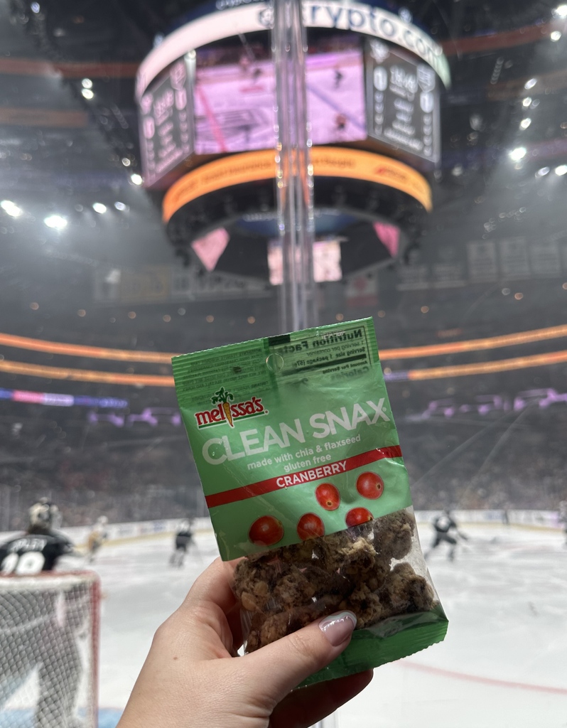 Time for the second #FreewayFaceoff this week! 🏟️ @cryptocomarena 🏒 @lakings vs @anaheimducks Did you grab your #CleanSnax yet?? Find them at Michelob Ultra Grab & Go on the main concourse! #MelissasProduce #HealthyOptions #GoKingsGo #FlyTogether