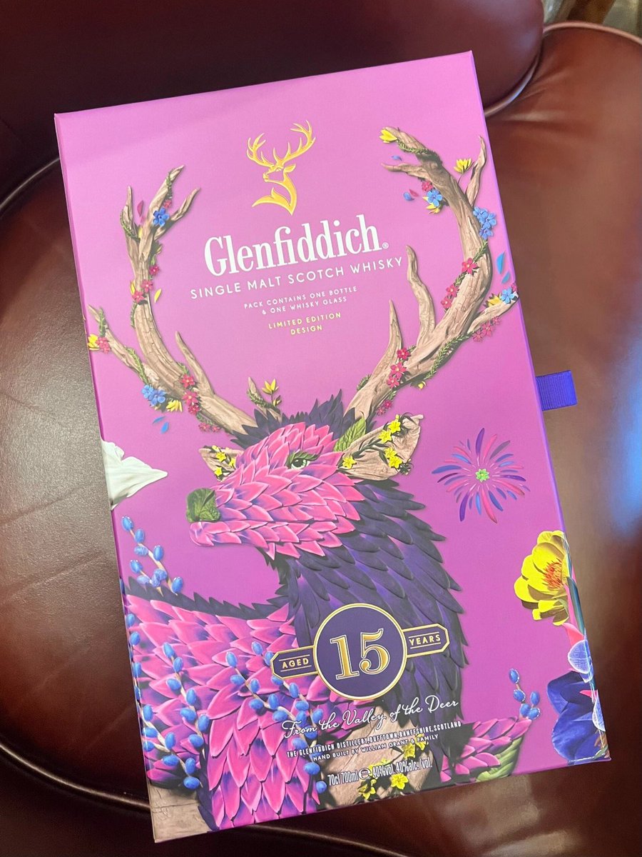 Meihui1128's tweet photo. グランフィディ15年シングルモルトウイスキー、はっきりとした花の香り、そして柔らかい果物の香り、太妃糖の甘味、ほのかなバニラの香り

#グランフィディ
#ウイスキー https://t.co/cu8DsmP7w2