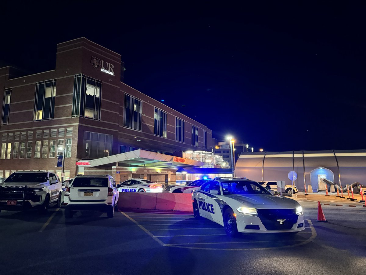 DEVELOPING: There is a large police presence at Strong Memorial Hospital. So far have seen: Rochester Police & NYS Police @News_8 No official word yet on the reason. The perimeter of the main entrance parking lot is covered with law enforcement. On our drive into this parking…