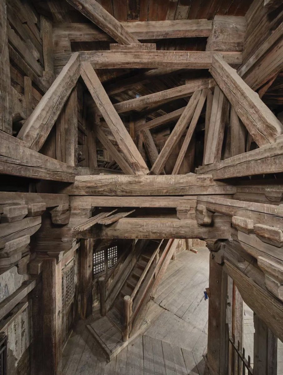 tongbingxue's tweet photo. Rare scenes inside the Yingxian Pagoda 应县木塔, the only extant large wooden pagoda in China and the tallest among ancient wooden buildings of the world. 
A Sakyamuni Pagoda of Fogong Temple, 67-m-high tower completely built of timber, in north China’s Shanxi province. https://t.co/AmQQVLh9uH