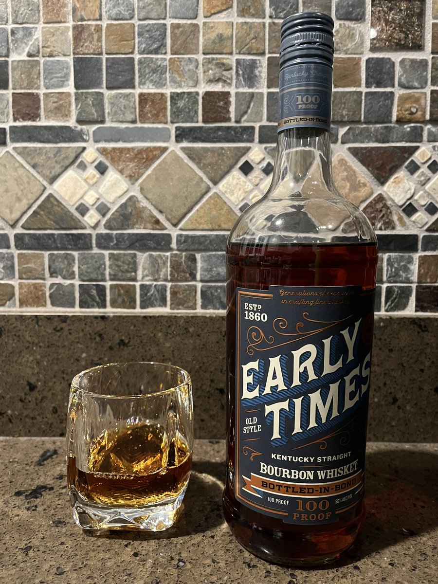 Making a late dinner but enjoying this Early Times BIB Bourbon. Tasty pour on this rainy SoCal evening. Cheers, y’all!! 🥃👊