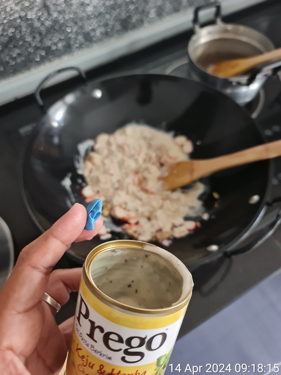 @CampbellSoupCo Please explain why the prego sauce we have been use has a blue balloon inside. Your QAQC team ensure that all products are in good condition. I am concerned that someone may accidentally eat the balloon without realizing it,who will be held responsible for this.