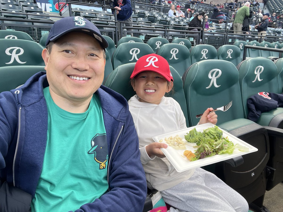 esigs's tweet image. Taking in a @RainiersLand game on a beautiful day! #RSelfie