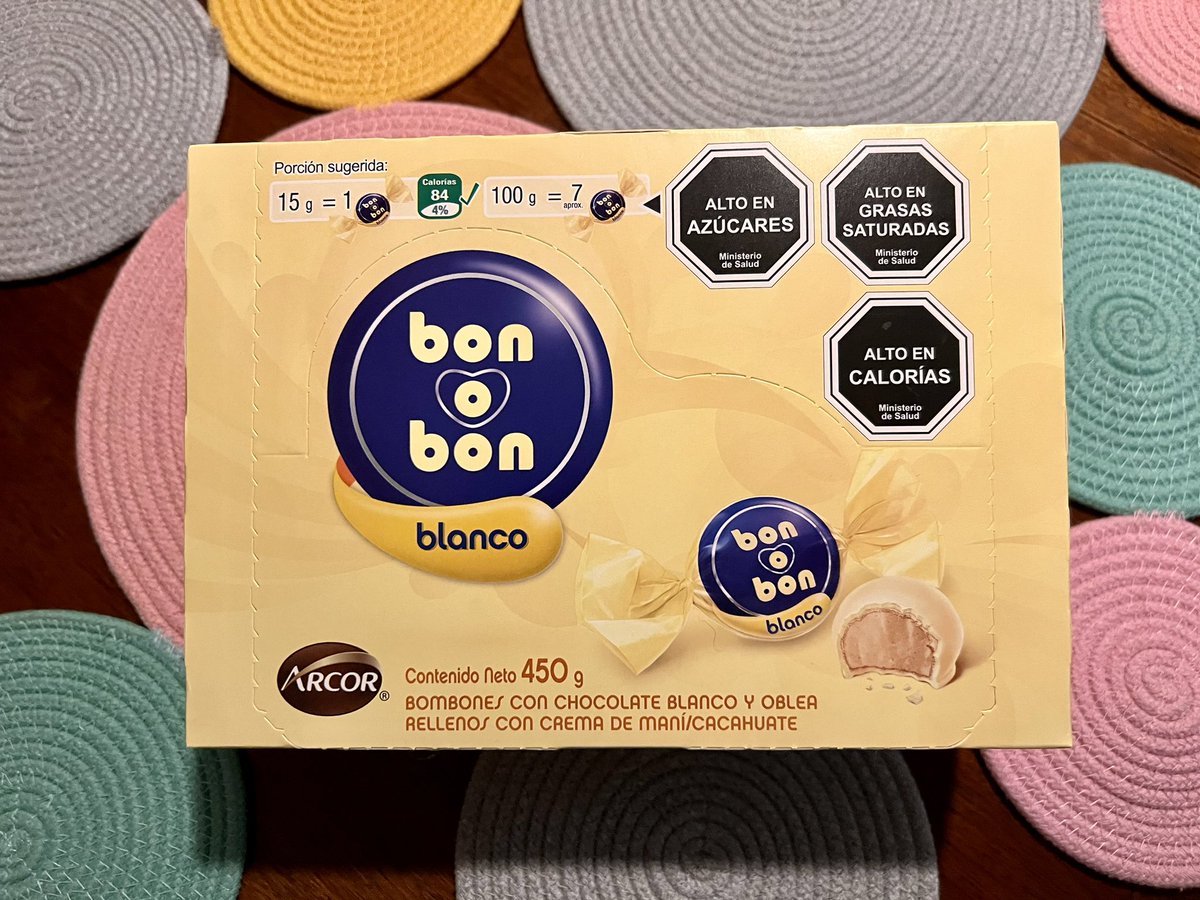 ingrid81kp's tweet photo. Llegó ayer de sorpresa esta cajita maravillosa…gracias @orosnercelles por conocer perfectamente mis gustos ☺️…hoy ya está como con 10 #bonobon menos 🙁🤤
#gordalechona
#placerculpable https://t.co/Si85oTj5TK