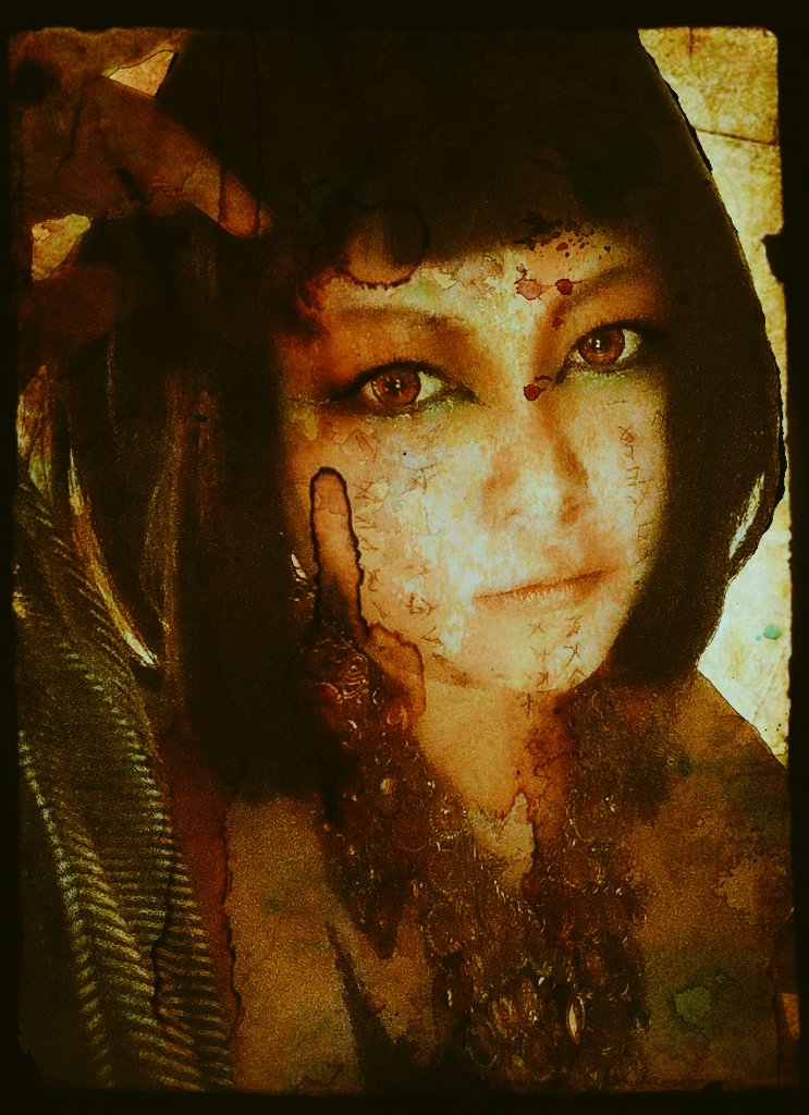 Hoshineko_Bunta's tweet photo. 創作でクレオパトラの
コスプレ。時々セトの呪文を身体描いたりします。 #コスプレ  #クレオパトラ https://t.co/l7OtUHvCNA
