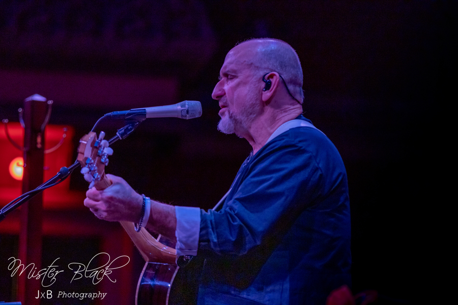 Colin takes the stage tonight in Patchogue, NY, marking the conclusion of the 'Evening With' tour. We want to express a sincere thanks to all the fans who have accompanied Colin throughout this experience. 🎸🎶 📸 : @meetmister.black (IG)