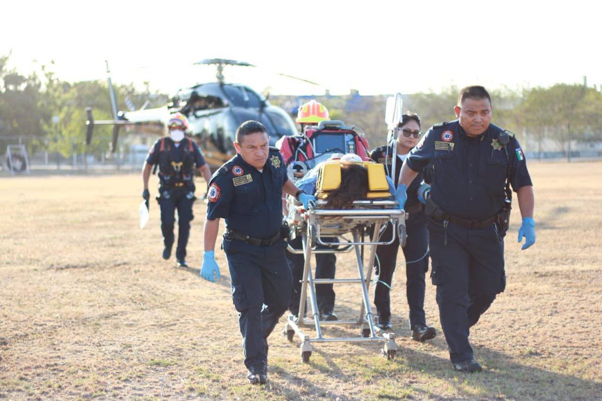 Les informo que lamentablemente dos paramédicas de la policía municipal de #Valladolid sufrieron un accidente vehicular cuando se dirigían a atender una emergencia, debido a la gravedad de sus lesiones las trasladamos en los helicópteros Bell 407 y 429 de la @sspyuc a #Mérida…