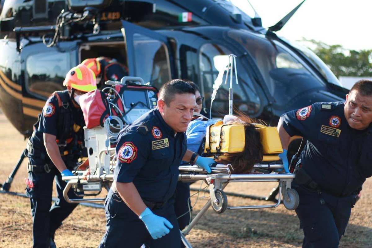 MauVila's tweet photo. Les informo que lamentablemente dos paramédicas de la policía municipal de #Valladolid sufrieron un accidente vehicular cuando se dirigían a atender una emergencia, debido a la gravedad de sus lesiones las trasladamos en los helicópteros Bell 407 y 429 de la @sspyuc a #Mérida para su atención inmediata. Les deseo pronta recuperación.