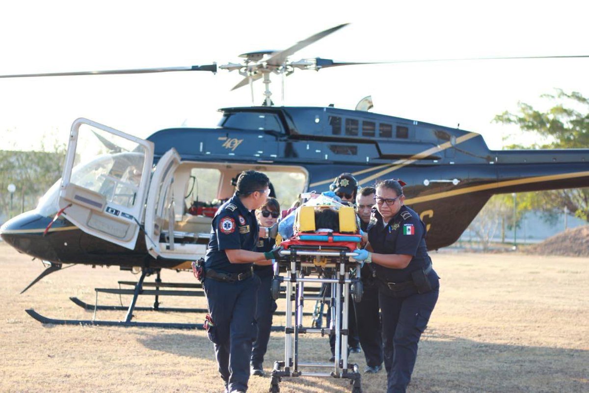 MauVila's tweet photo. Les informo que lamentablemente dos paramédicas de la policía municipal de #Valladolid sufrieron un accidente vehicular cuando se dirigían a atender una emergencia, debido a la gravedad de sus lesiones las trasladamos en los helicópteros Bell 407 y 429 de la @sspyuc a #Mérida para su atención inmediata. Les deseo pronta recuperación.