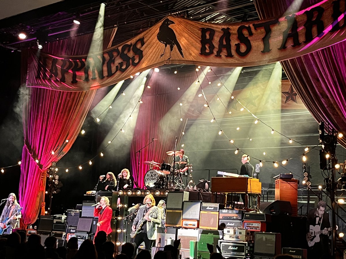 S_Mu's tweet photo. The greatest live band, @theblackcrowes at @greek_theatre last night. We were dancing all night 💃🏻 “Stay with Me” with @ronniewood was a bonus! #chuckleavell played 2 songs, too! Thanks for the invite, my friend 💕 https://t.co/7hD3QR52xf