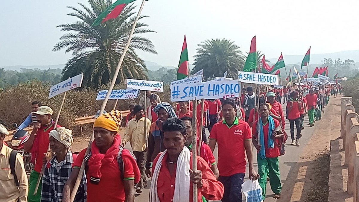 कमलकांग्रेस के दलालों के कुछ नेता हमारे आदिवासियों पर अत्याचार हीं नहीं किये है, हमारा अस्तित्व, हमारी संस्कृती, हमारे जल जंगल से दूर करने का काम किया है!! हमारा अस्तित्व बचाने के लिए राजकुमारजी रोत के साथ खड़े है ✊ #डूंगरपुर_बांसवाड़ा_मांगे_राजकुमार