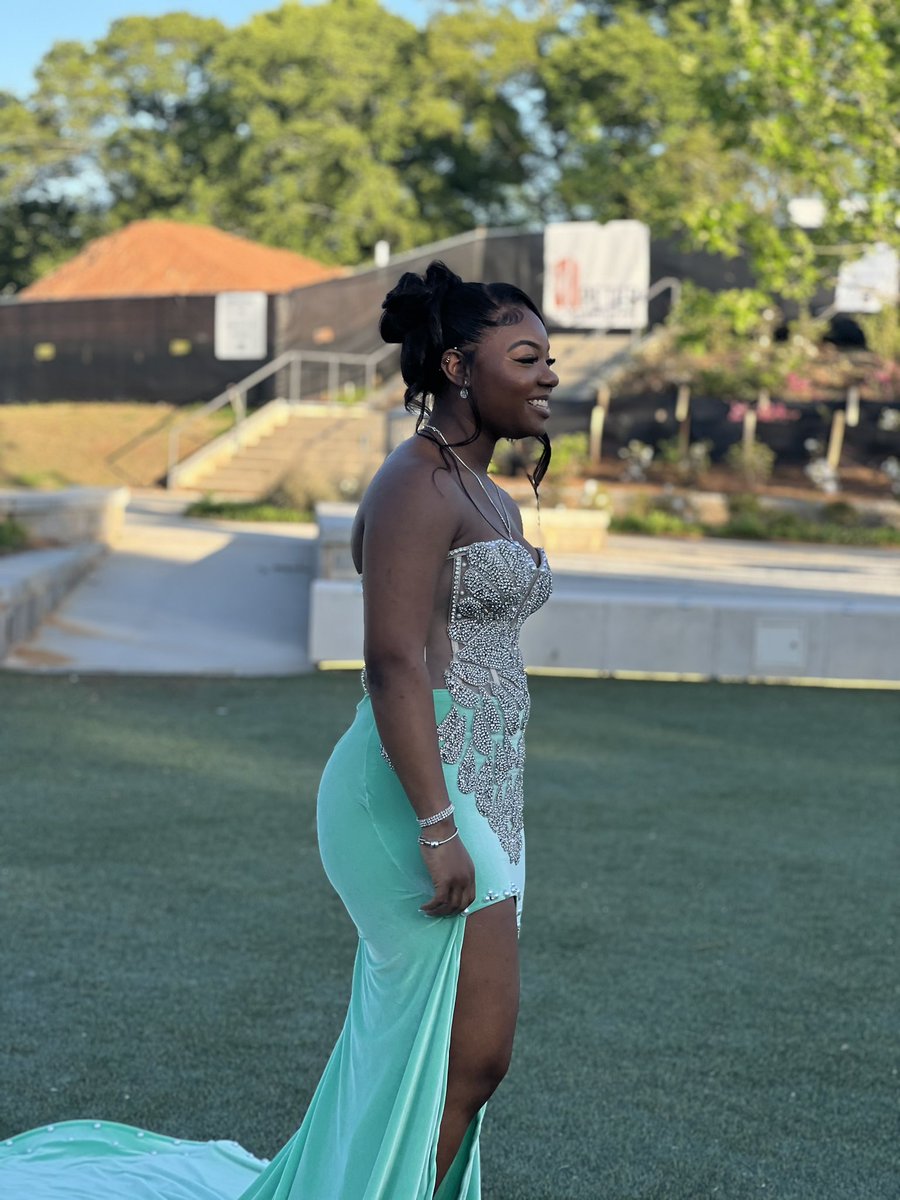 B. Elise Styles tweet media