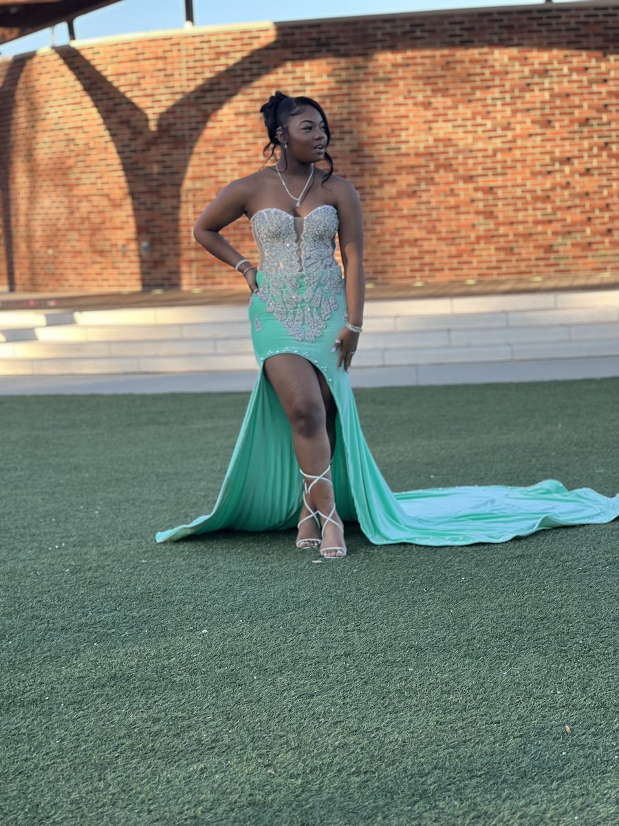 B. Elise Styles tweet media