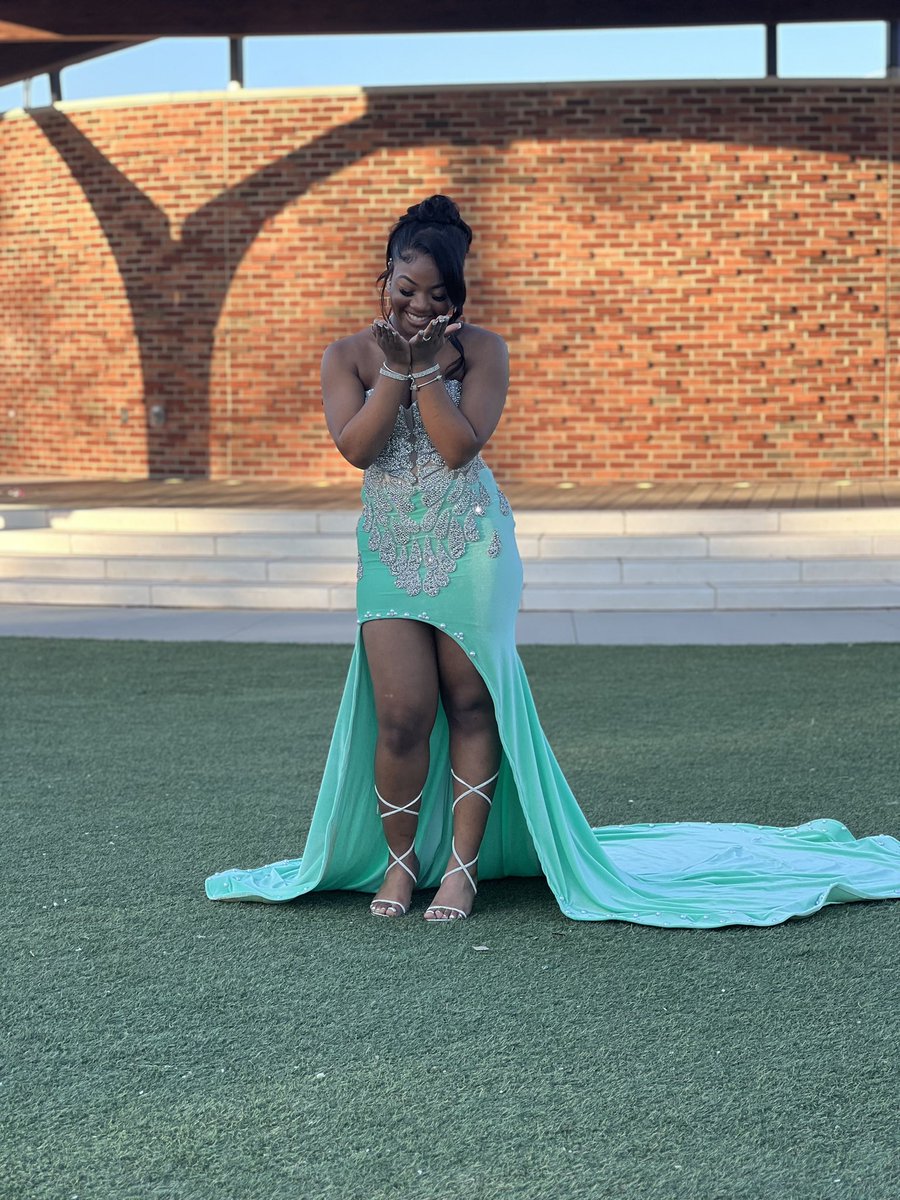 B. Elise Styles tweet media