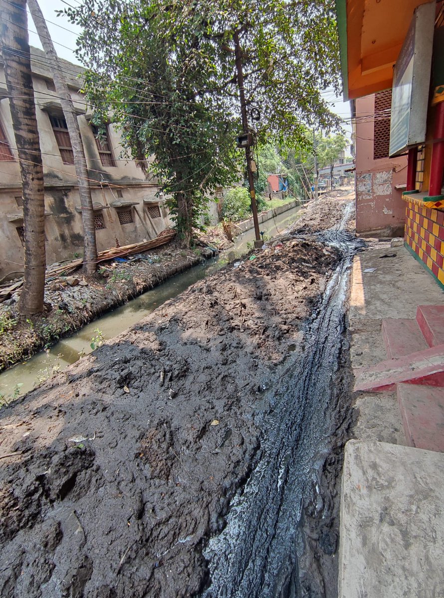 AmitAnandDey's tweet photo. While @CMCCuttack is busy posting how effective garbage collection is done in social media, this is how Ward No 29, Kalamandap Lane looks from last two days. They have dumped all the garbage from underneath the drain on the entire road and has made it impsble for us to even walk https://t.co/1oB9dnW7b0