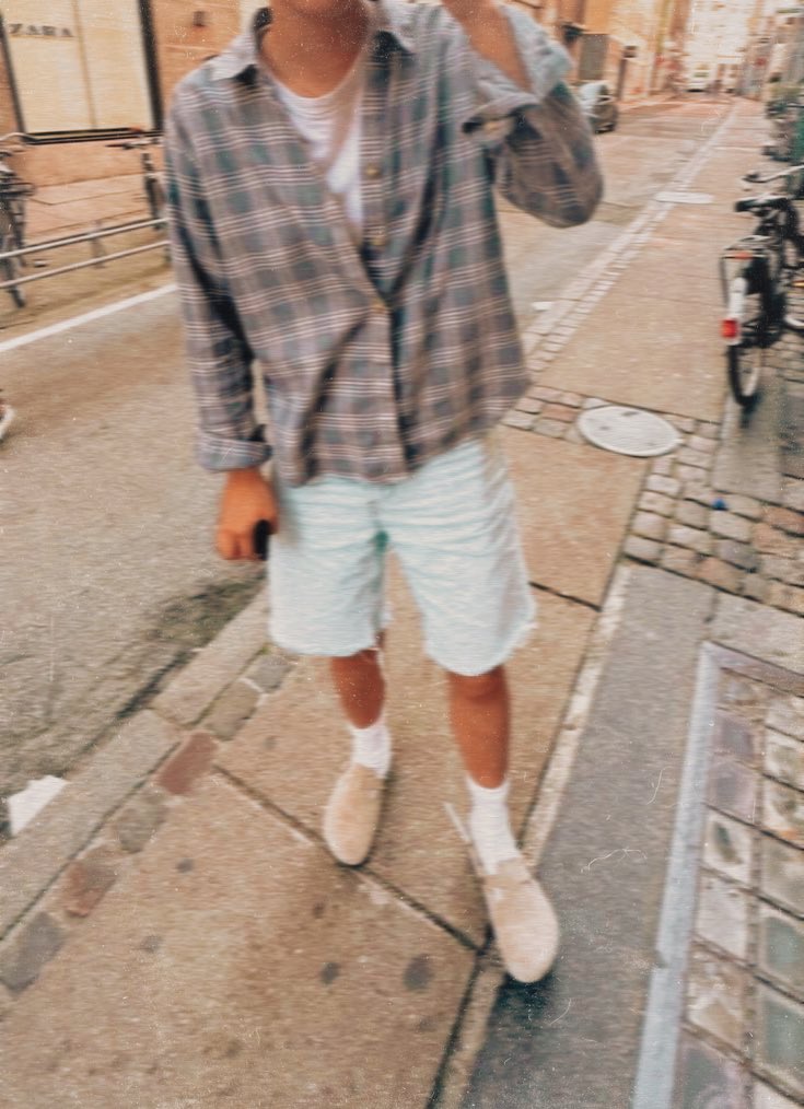 ~ 𝙤𝙣  𝙩𝙝𝙚  𝙧𝙚𝙙  𝙘𝙖𝙧𝙥𝙚𝙩 ~